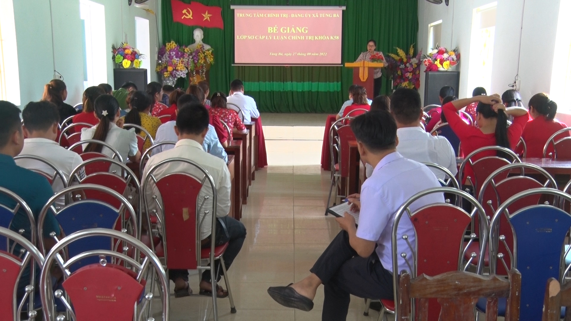 Bế giảng lớp Sơ cấp Lý luận chính trị khóa 58 tại xã Tùng Bá