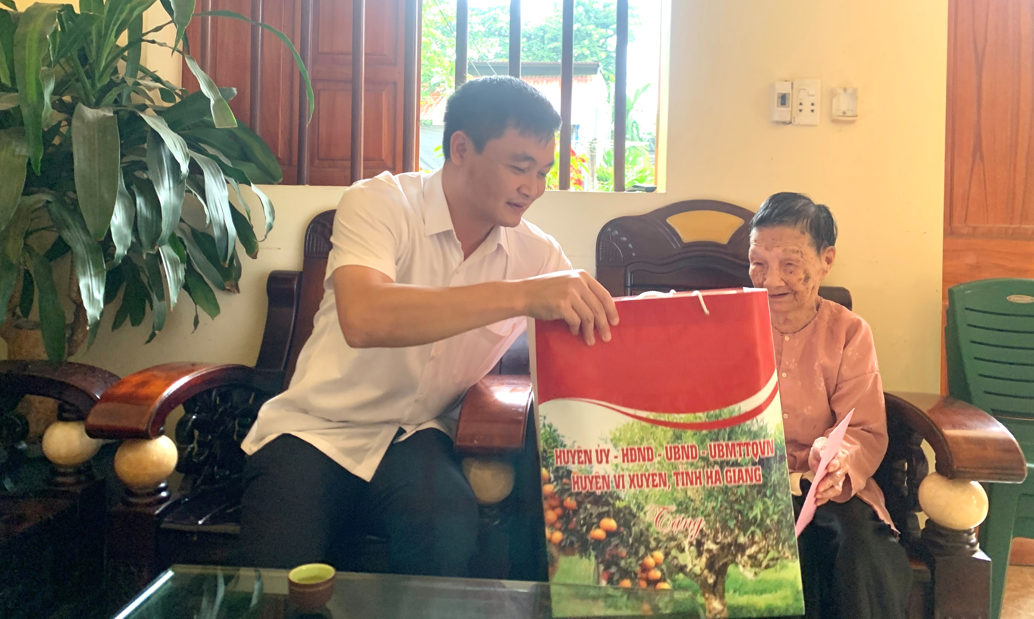 Bí thư Huyện ủy Vị Xuyên tặng quà người cao tuổi tại thị trấn Vị Xuyên