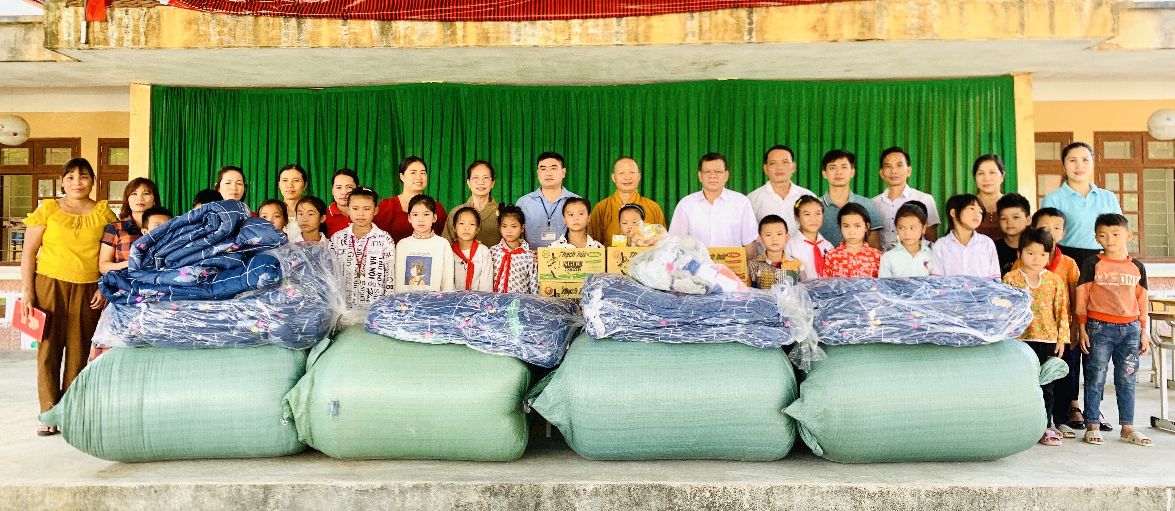 Chùa Nậm Dầu Vị Xuyên tặng quà trường PTDTBT Tiểu học & THCS xã Thanh Đức