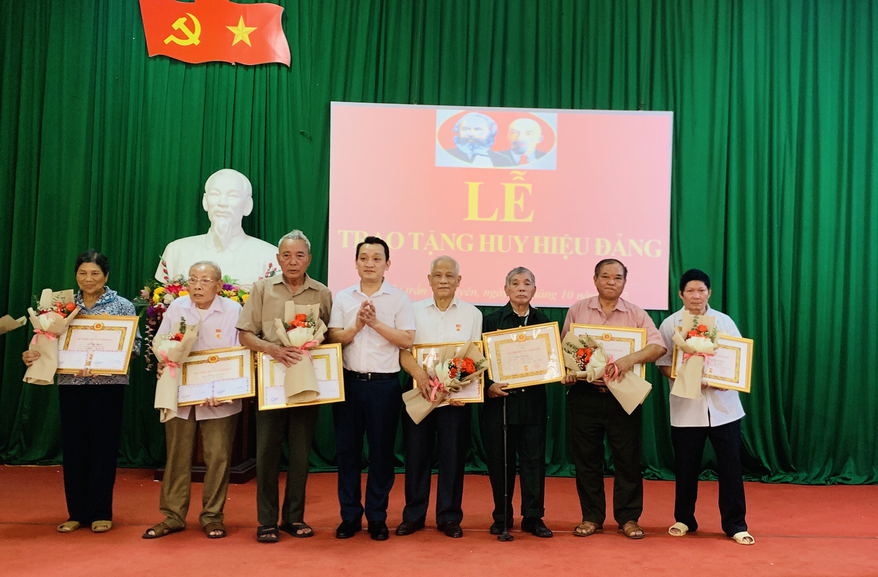 Đảng bộ thị Trấn Vị Xuyên trao huy hiệu Đảng đợt 2- 9