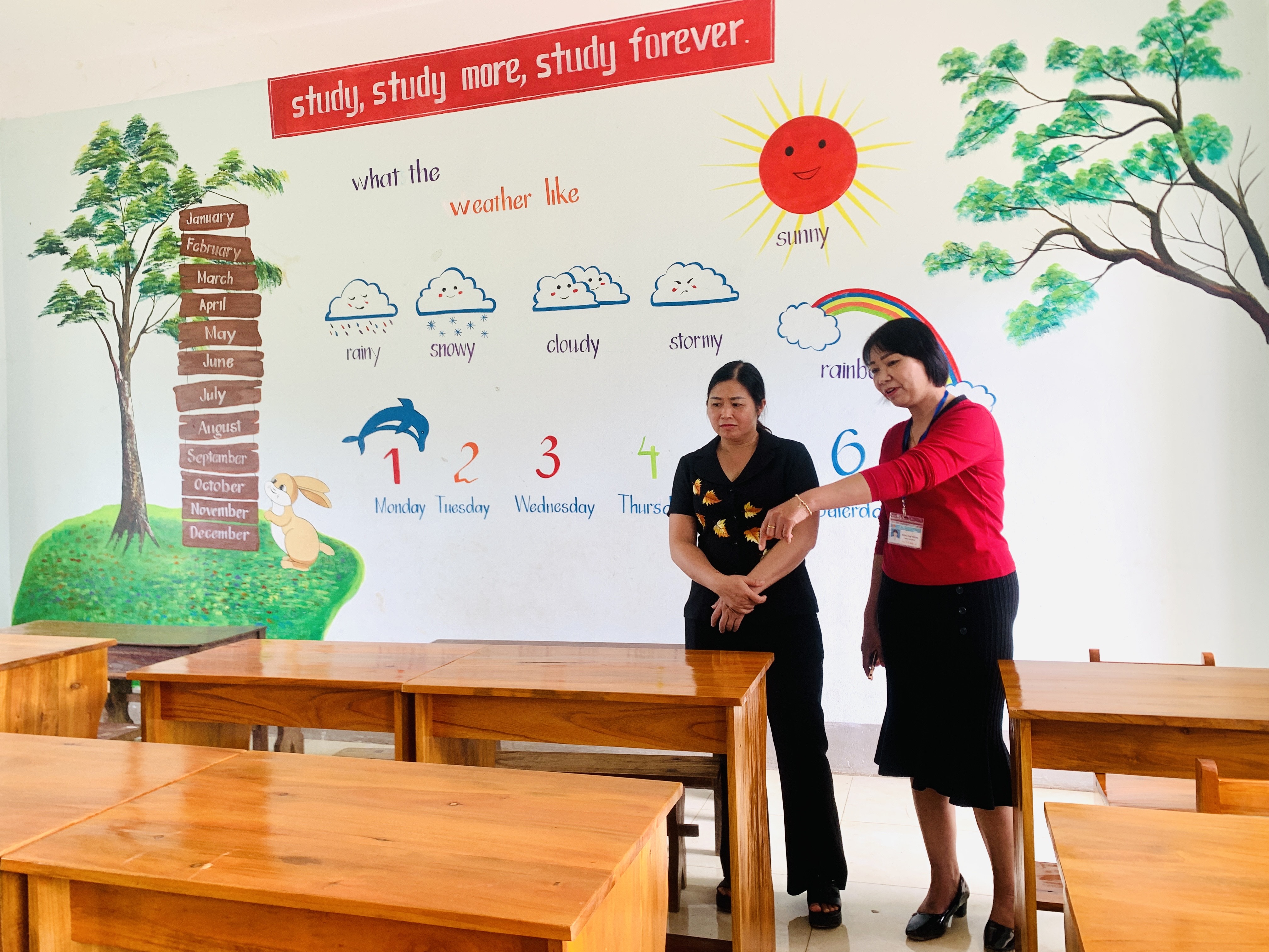 Phó Chủ tịch UBND huyện Đặng Thị Phượng kiểm tra các trường học xã Phú Linh