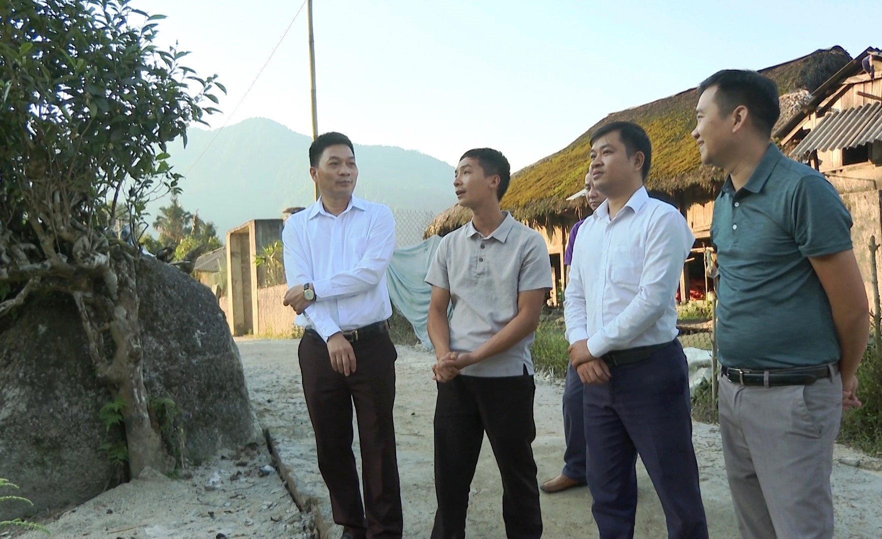 Chủ tịch UBND huyện đánh giá tiềm năng Du lịch thôn Xà Phìn, xã Phương Tiến.