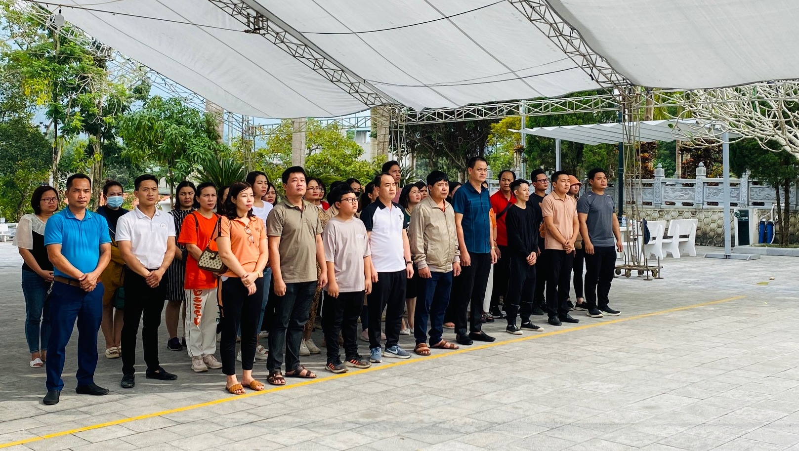 Đoàn Bệnh viện Nhi tỉnh Hải Dương viếng Nghĩa trang Liệt sĩ Quốc gia Vị Xuyên