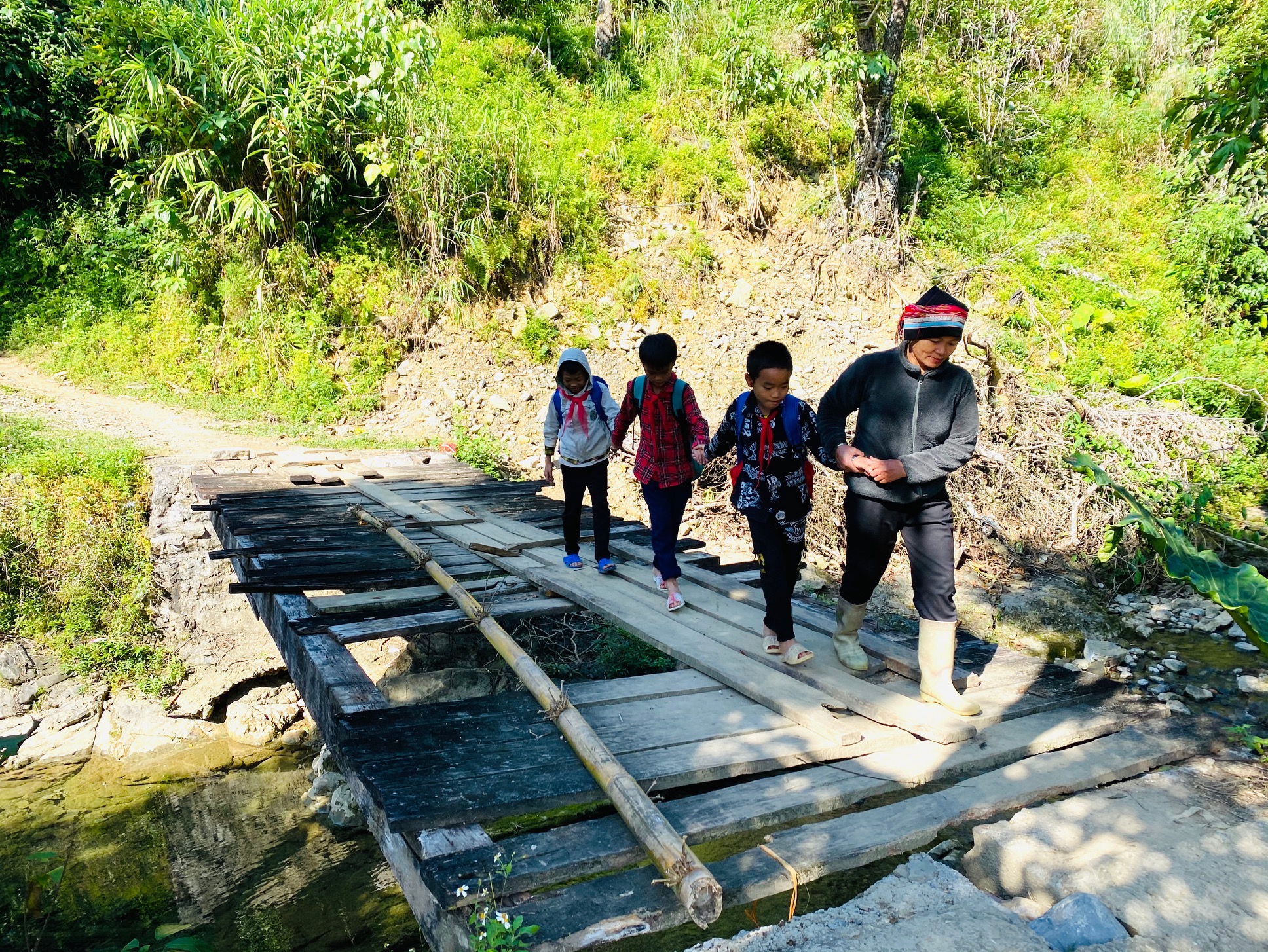 Cấp thiết xây dựng cầu qua suối cho học sinh thôn Tân Sơn, xã Minh Tân đến trường