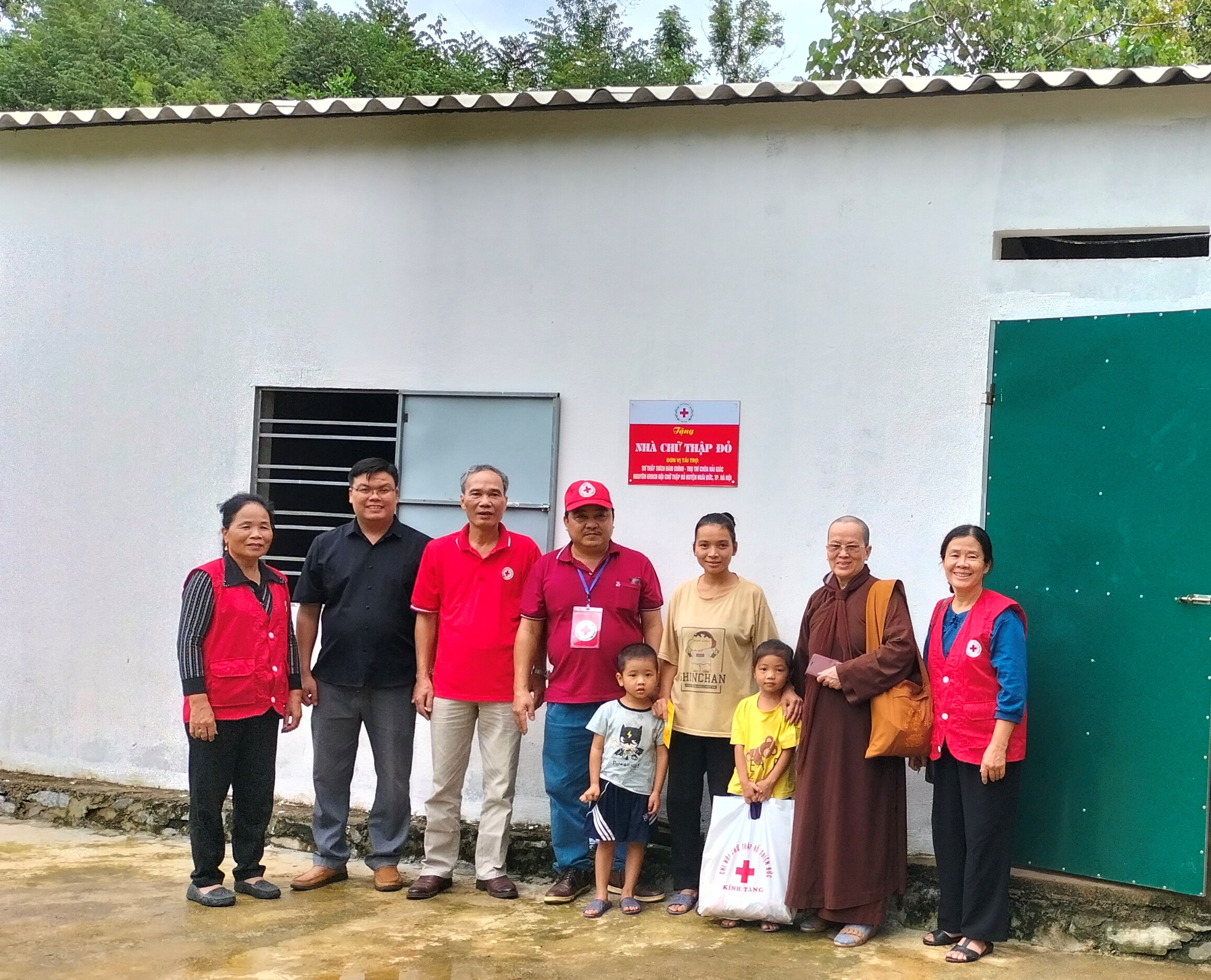 Hội Chữ thập đỏ huyện Hoài Đức ủng hộ các gia đình nghèo xã Ngọc Minh