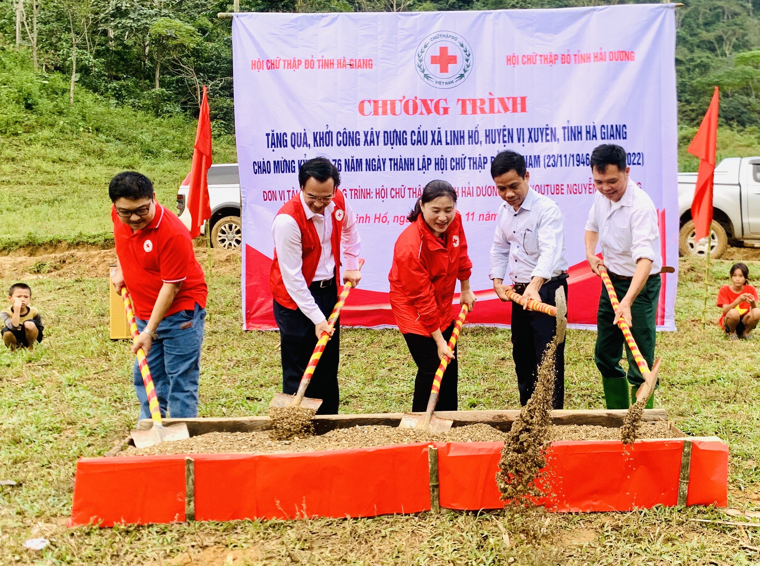 Chương trình tặng quà, khởi công xây dựng cầu thôn Lùng Chang xã Linh Hồ, huyện Vị Xuyên