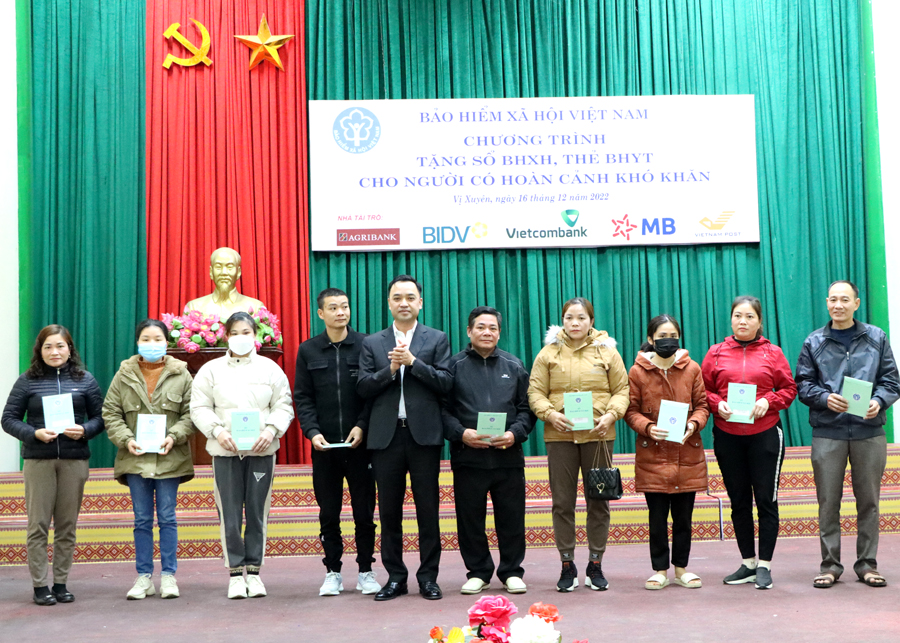 Bảo hiểm xã hội Việt Nam tặng sổ BHXH, thẻ BHYT tại Vị Xuyên
