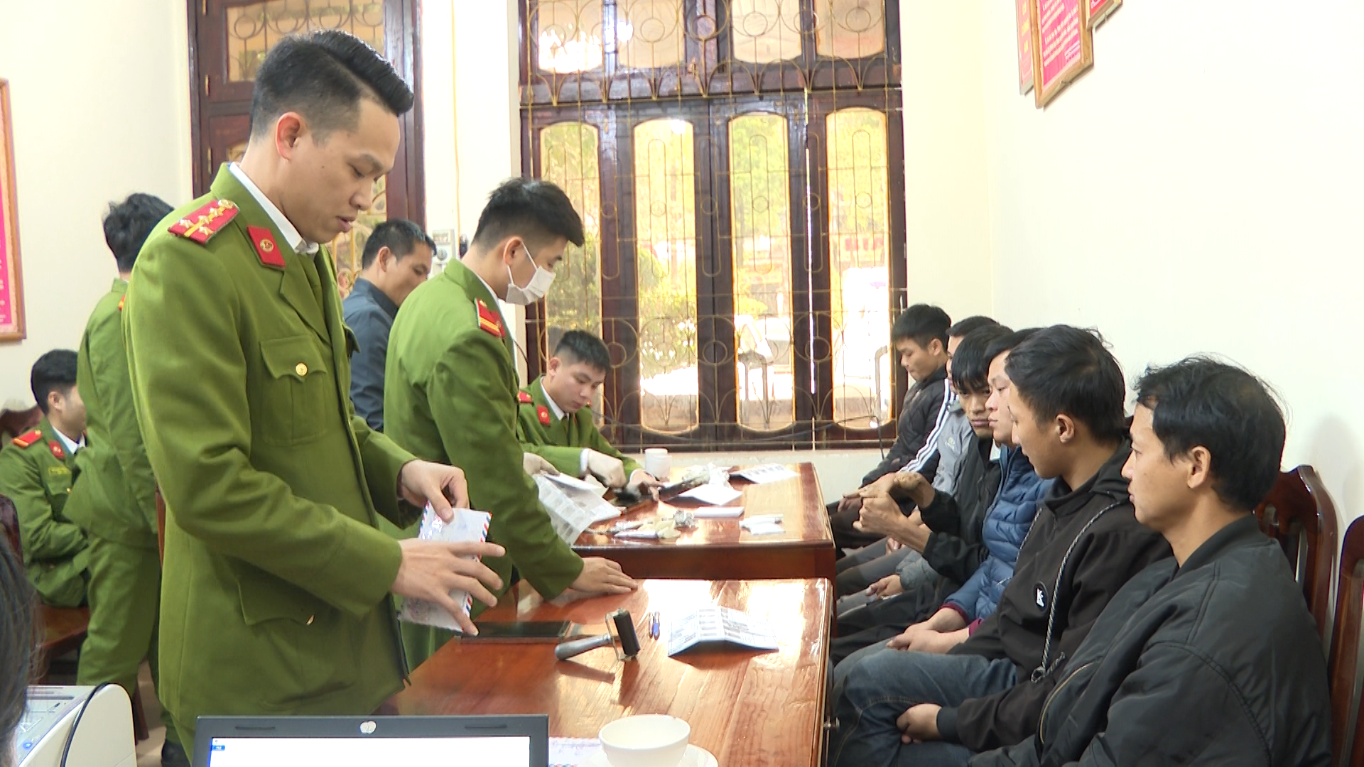 Công an huyện Vị Xuyên bắt giữ 7 đối tượng đánh bạc.