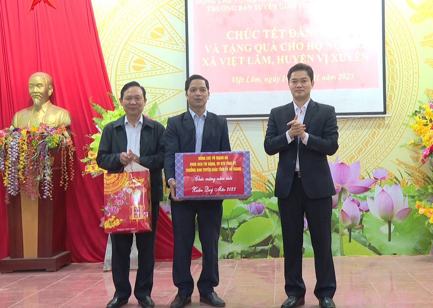Trưởng Ban Tuyên giáo Tỉnh ủy Vũ Mạnh Hà chúc Tết, tặng quà xã Việt Lâm.