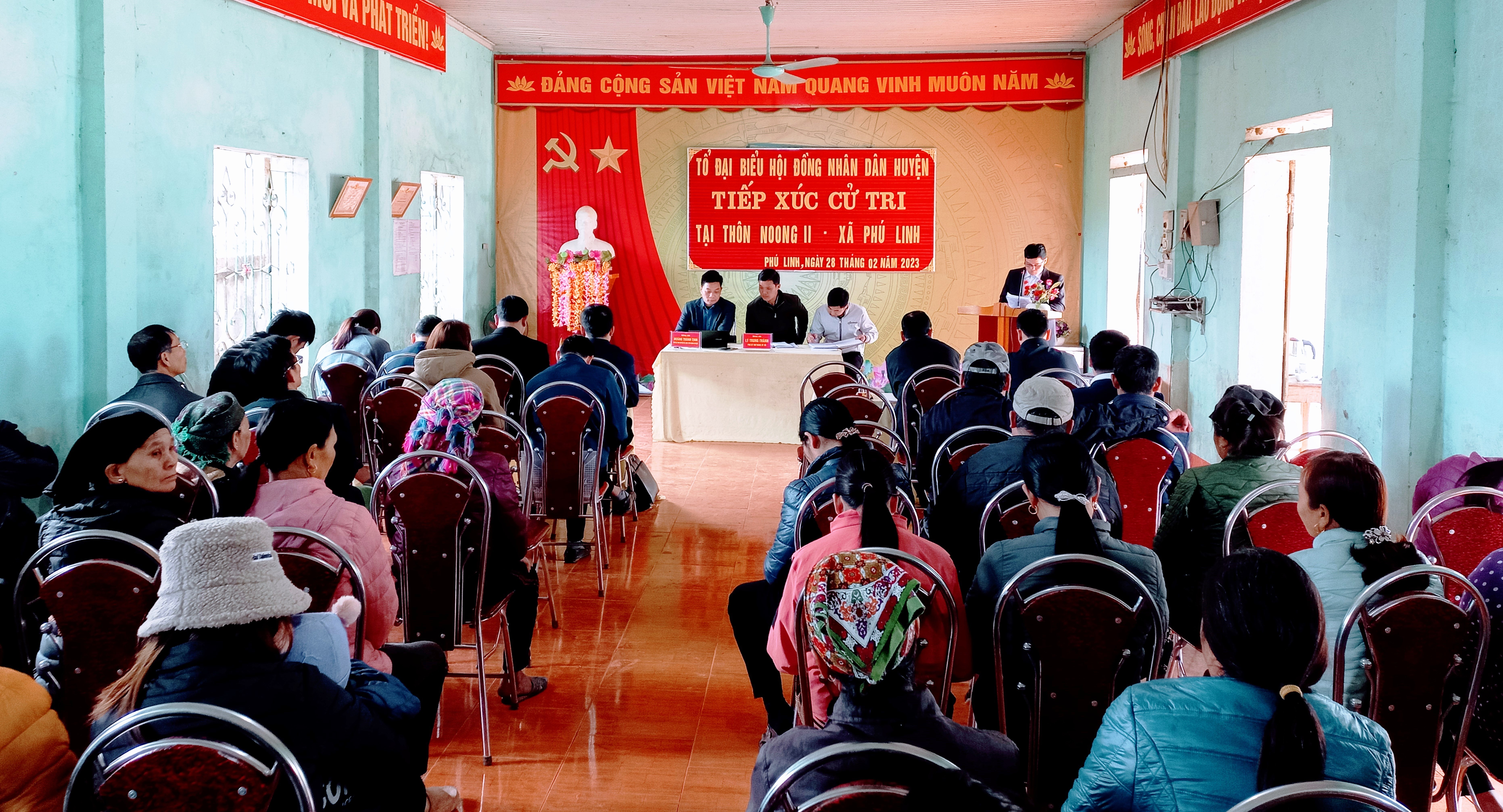 Tổ Đại biểu HĐND huyện Vị Xuyên TXCT tại xã Phú Linh.