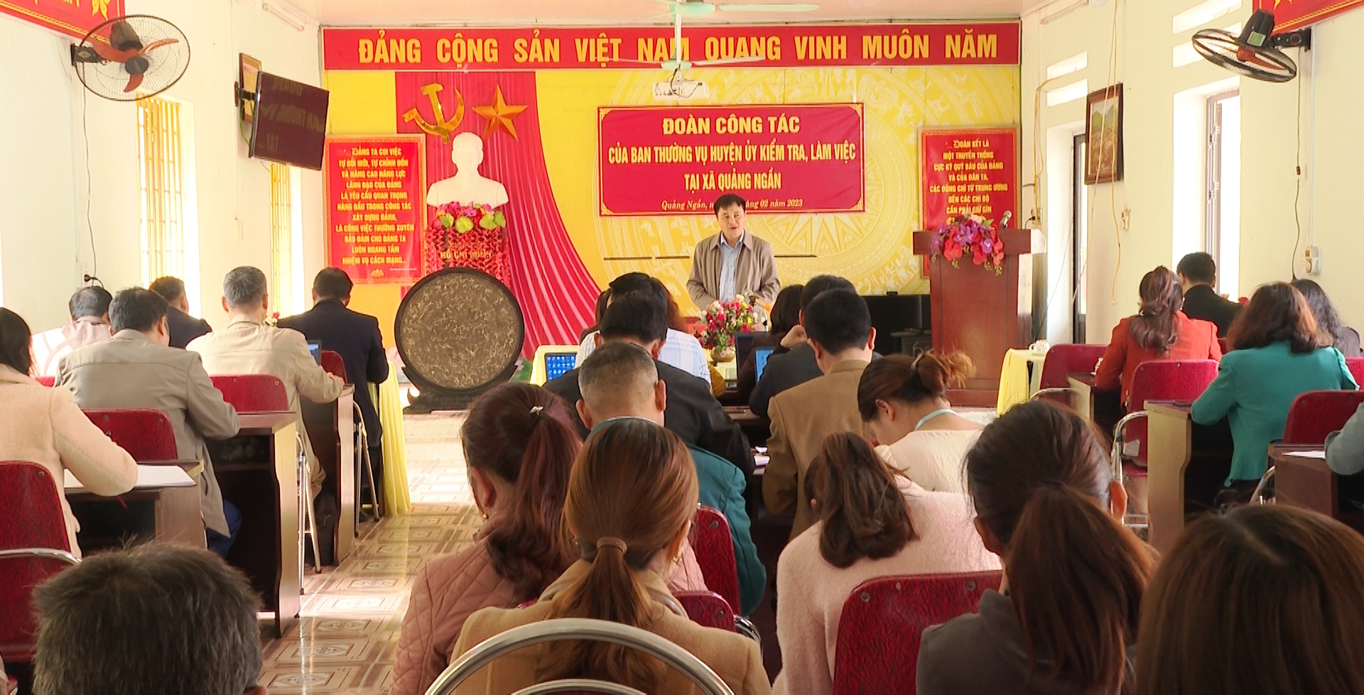 Bí thư Huyện ủy Vị Xuyên làm việc tại xã Quảng Ngần.