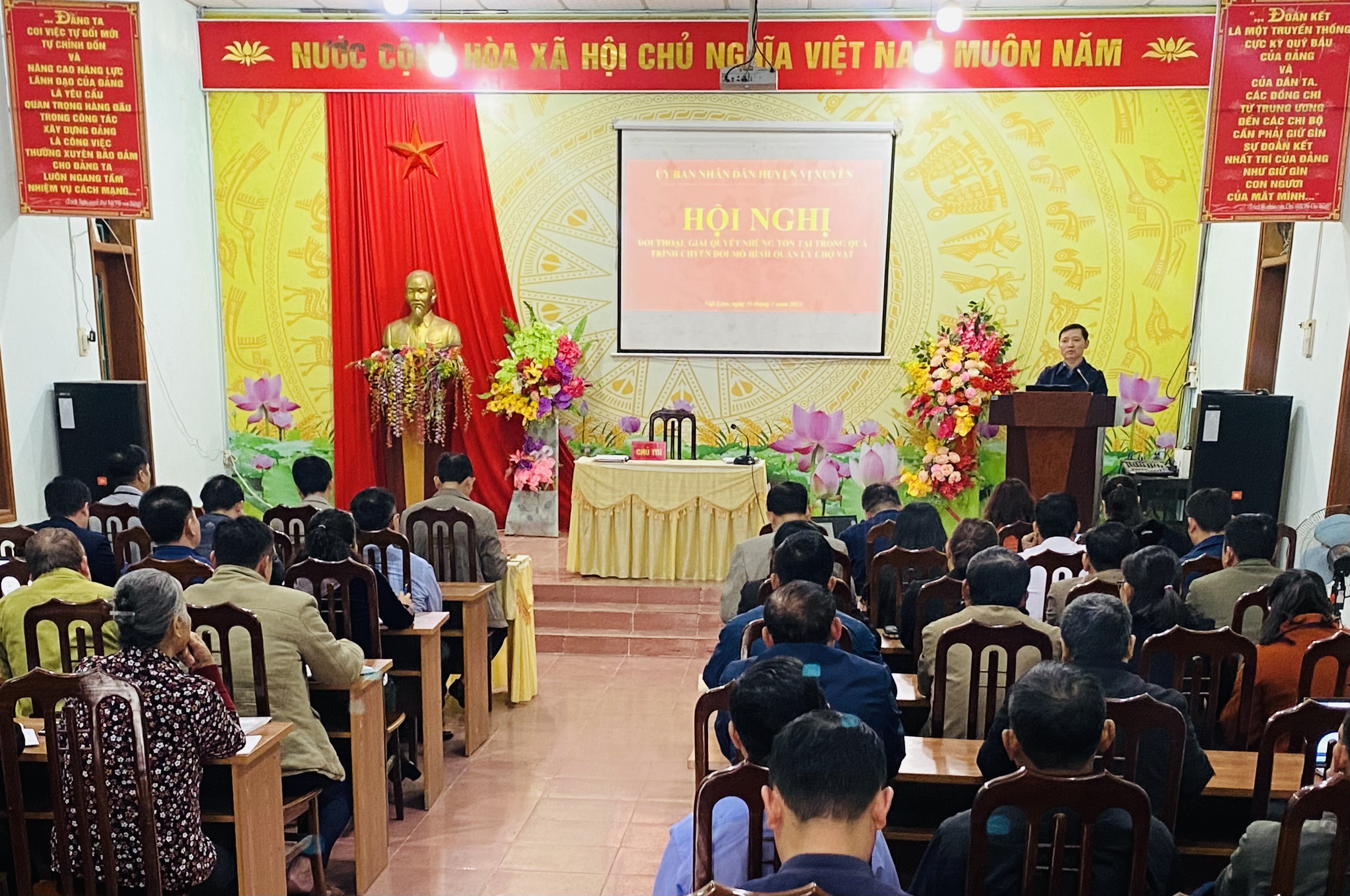 Lãnh đạo UBND huyện Vị Xuyên đối thoại với nhân dân tại xã Việt Lâm