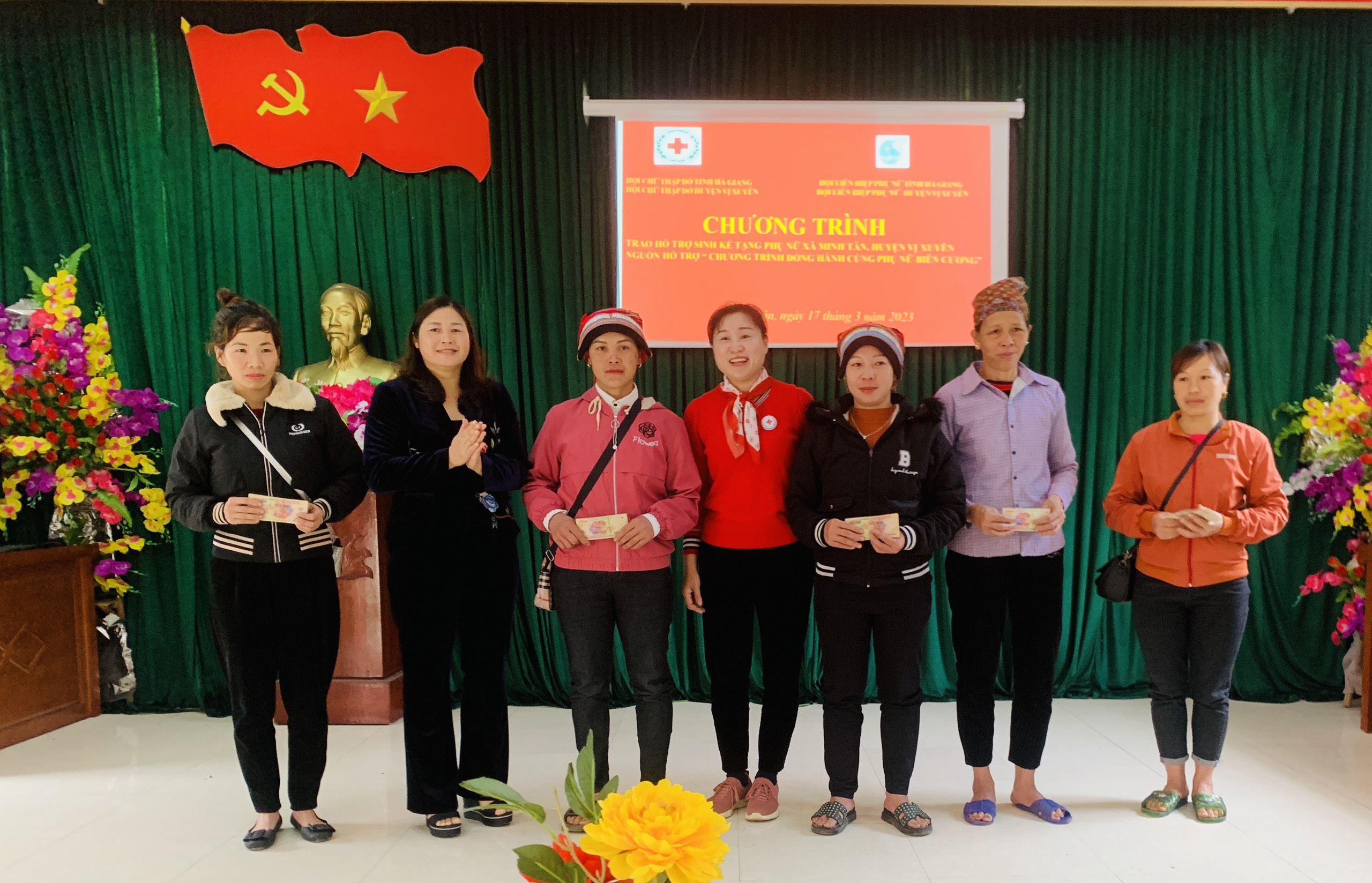 Trao 100 triệu đồng hỗ trợ phụ nữ biên cương xã Minh tân vay vốn phát triển sinh kế