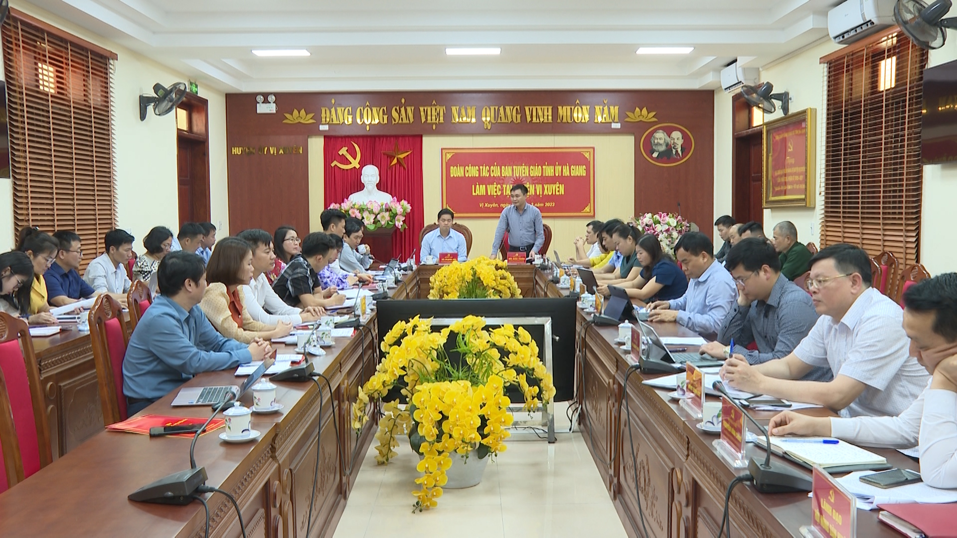 Trưởng Ban Tuyên giáo Tỉnh ủy Vũ Mạnh Hà làm việc tại huyện Vị Xuyên.