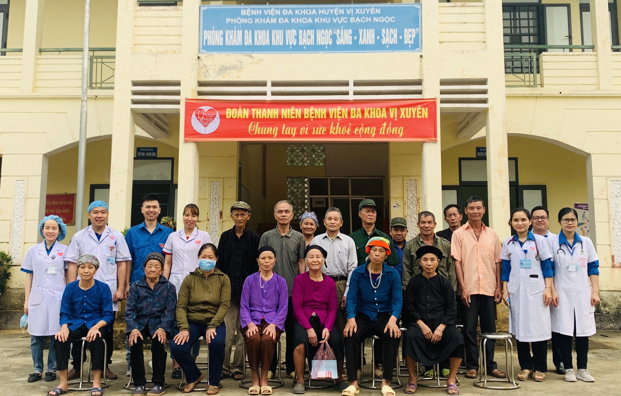Đoàn thanh niên Bệnh viện Đa khoa huyện Vị Xuyên khám, phát thuốc miễn phí cho người dân