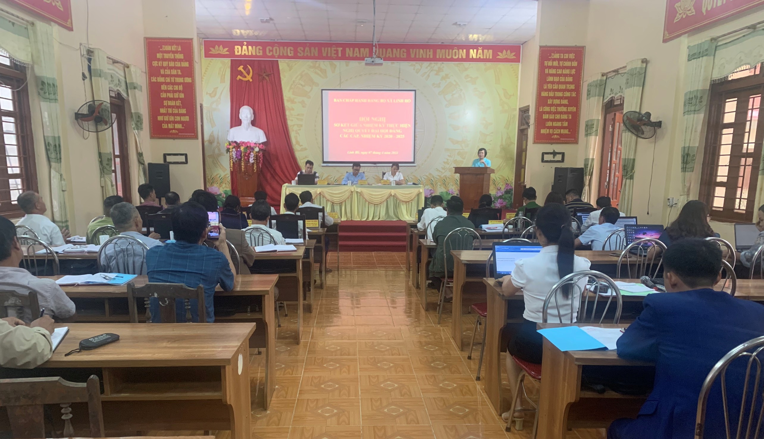Đảng ủy xã Linh Hồ tổ chức Hội nghị sơ kết giữa nhiệm kỳ 2020 - 2025