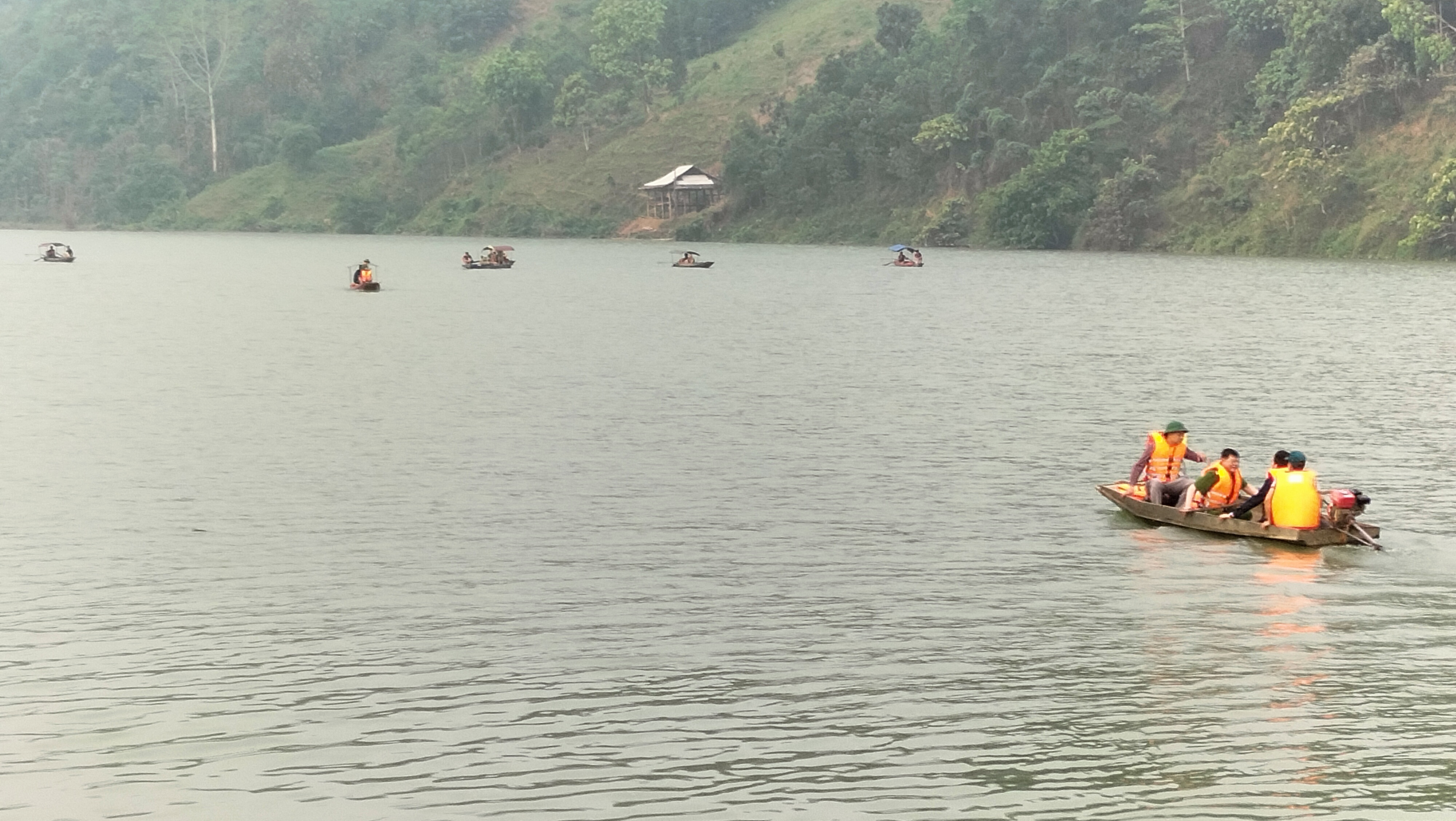 Lật thuyền trên sông lô tại xã Đạo Đức huyện Vị Xuyên