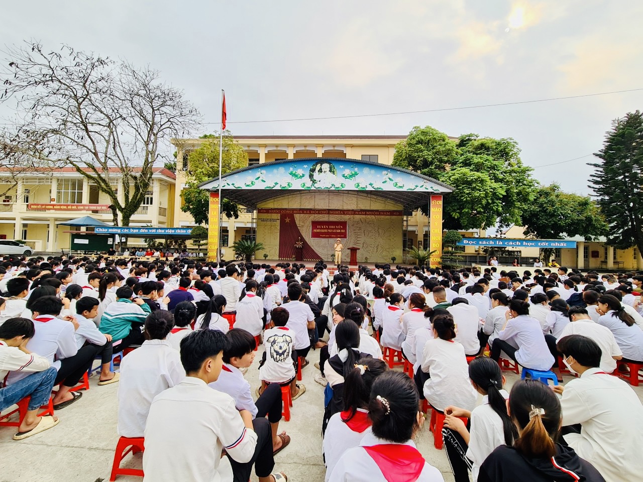 Công an huyện Vị Xuyên tuyên truyền ATGT tại các trường học