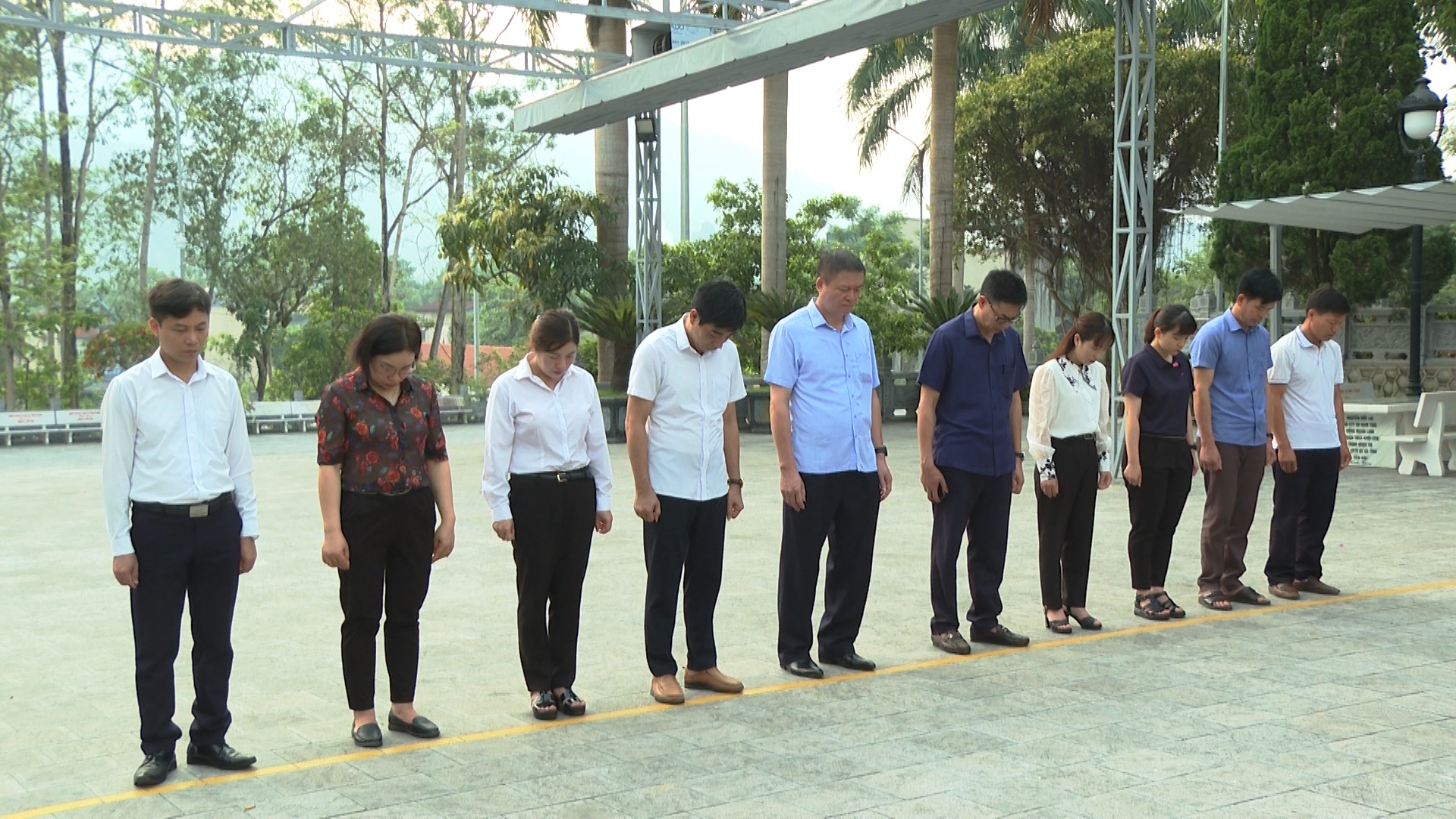 Đoàn đại biểu huyện Mai Sơn, tỉnh Sơn La viếng Nghĩa trang liệt sĩ Quốc gia Vị Xuyên.