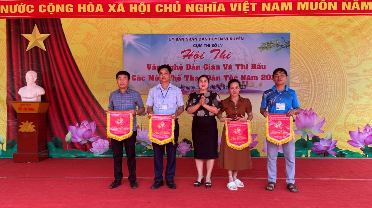 Hội thi văn nghệ dân gian và thi đấu các môn thể thao dân tộc cụm 4 tại xã Phú Linh