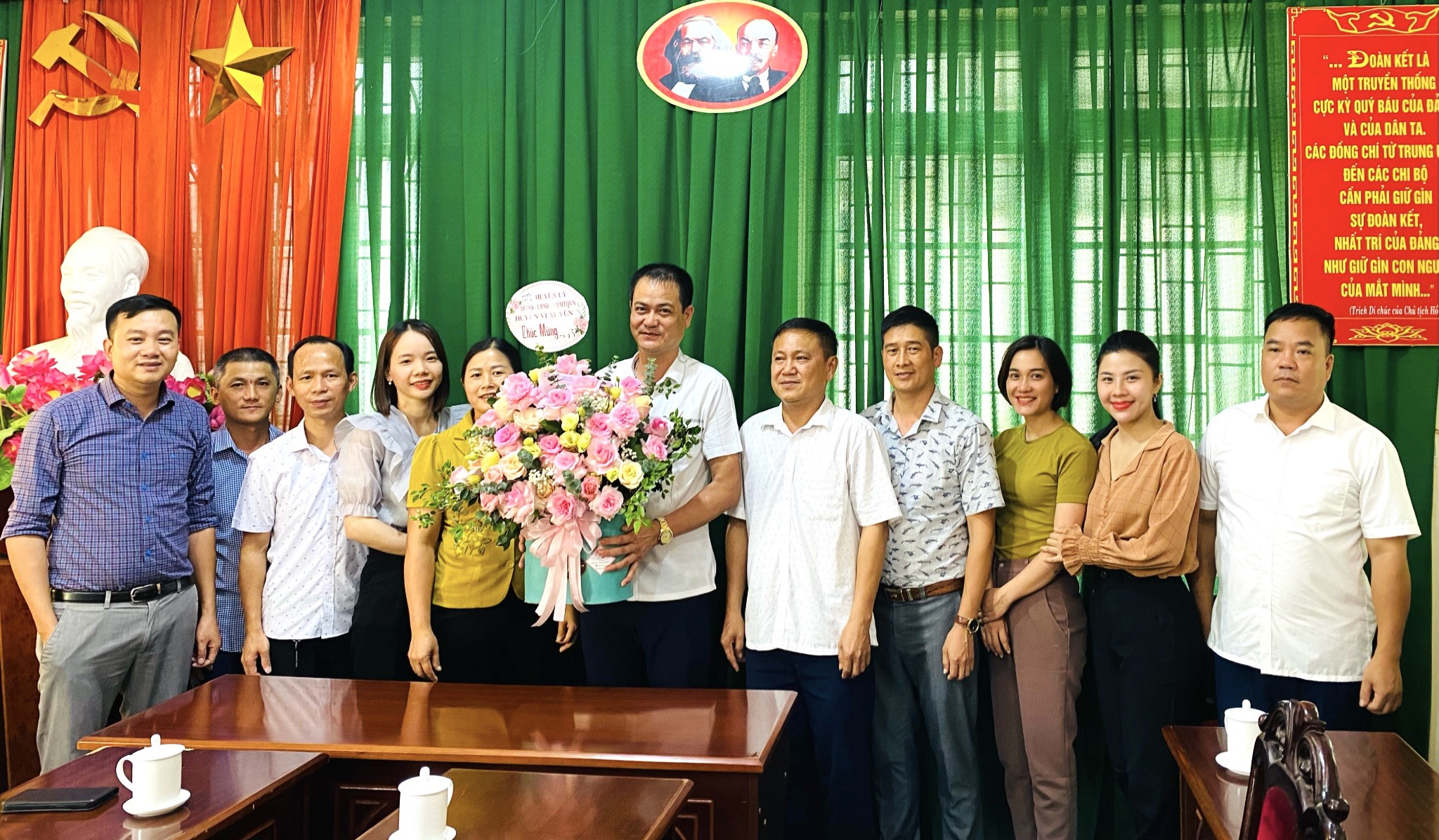 Lãnh đạo huyện chúc mừng 98 năm ngày Báo chí cách mạng Việt Nam