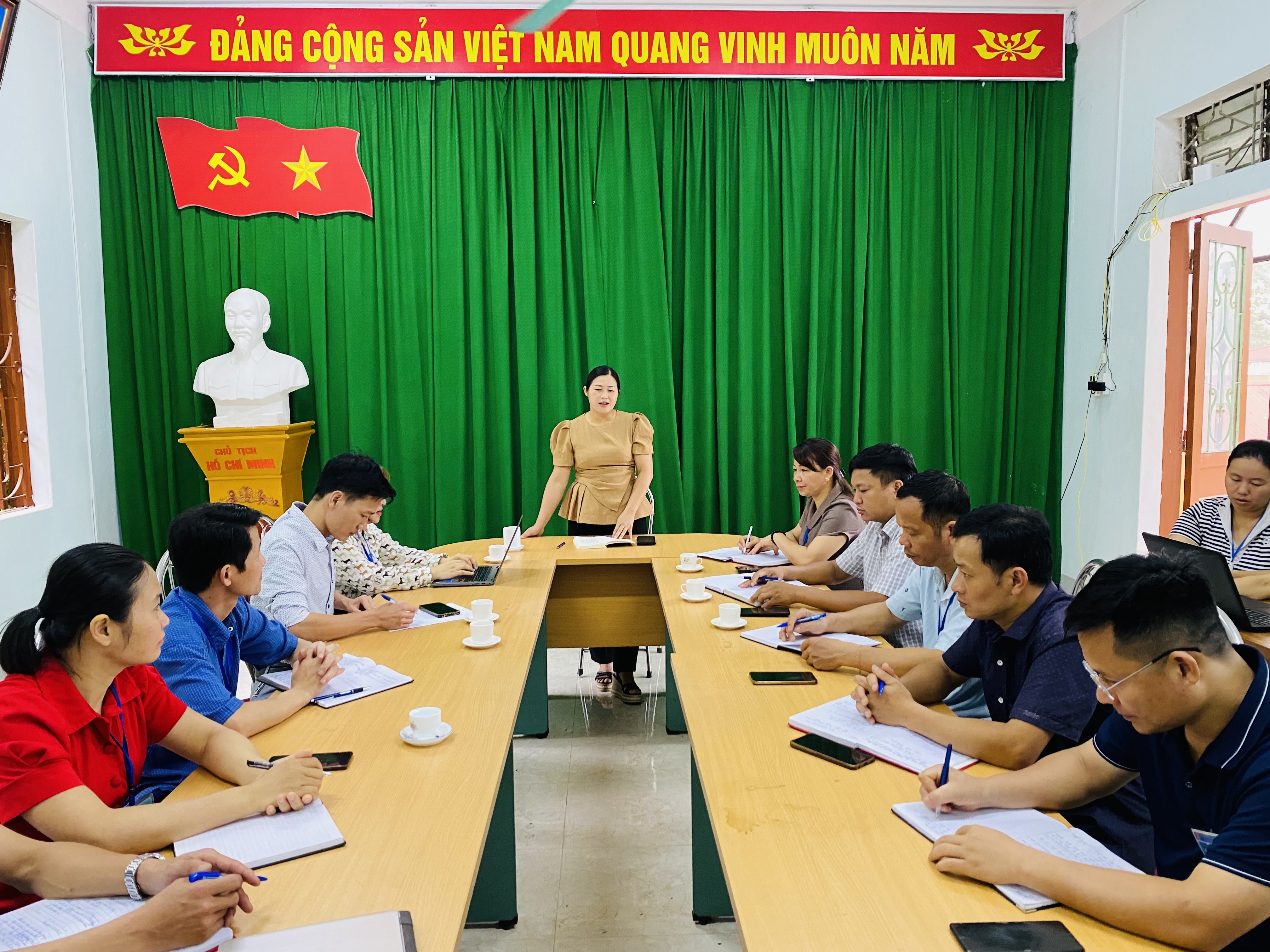 Phó Chủ tịch UBND huyện Đặng Thị Phượng kiểm tra đột xuất kỷ luật kỷ cương hành chính