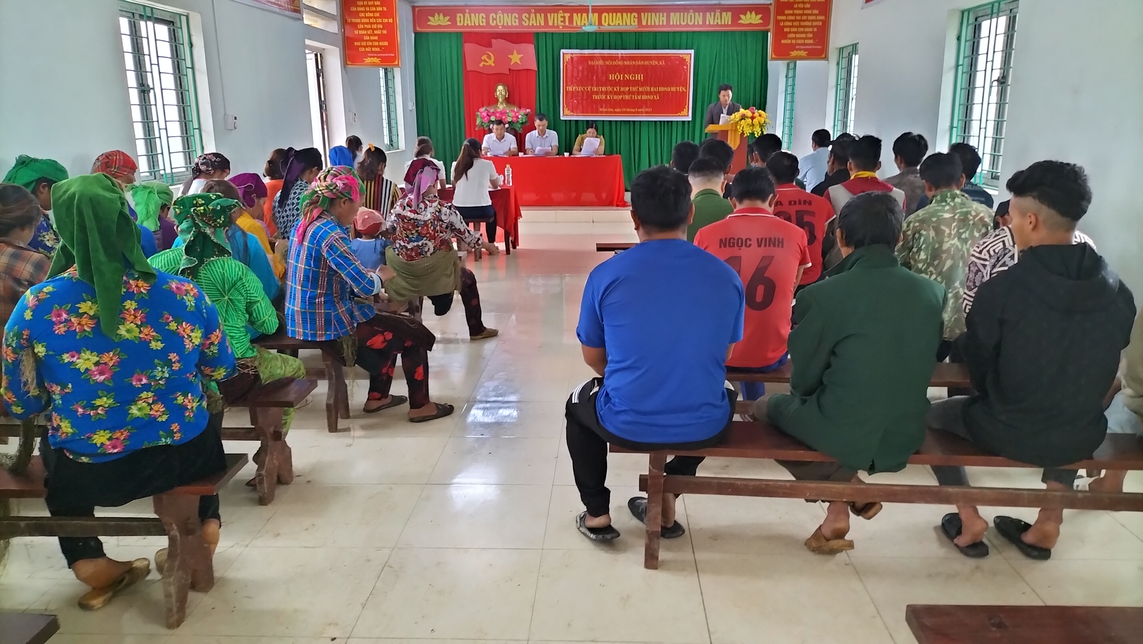 Tổ Đại biểu Hội đồng nhân dân huyện tiếp xúc cử tri thôn Tả Lèng xã Minh Tân