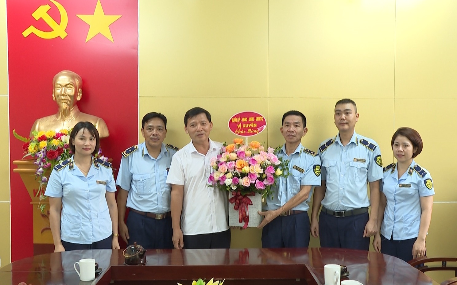 Lãnh đạo huyện Vị Xuyên tặng hoa chúc mừng 66 năm ngày truyền thống Lực lượng Quản lý thị trường.