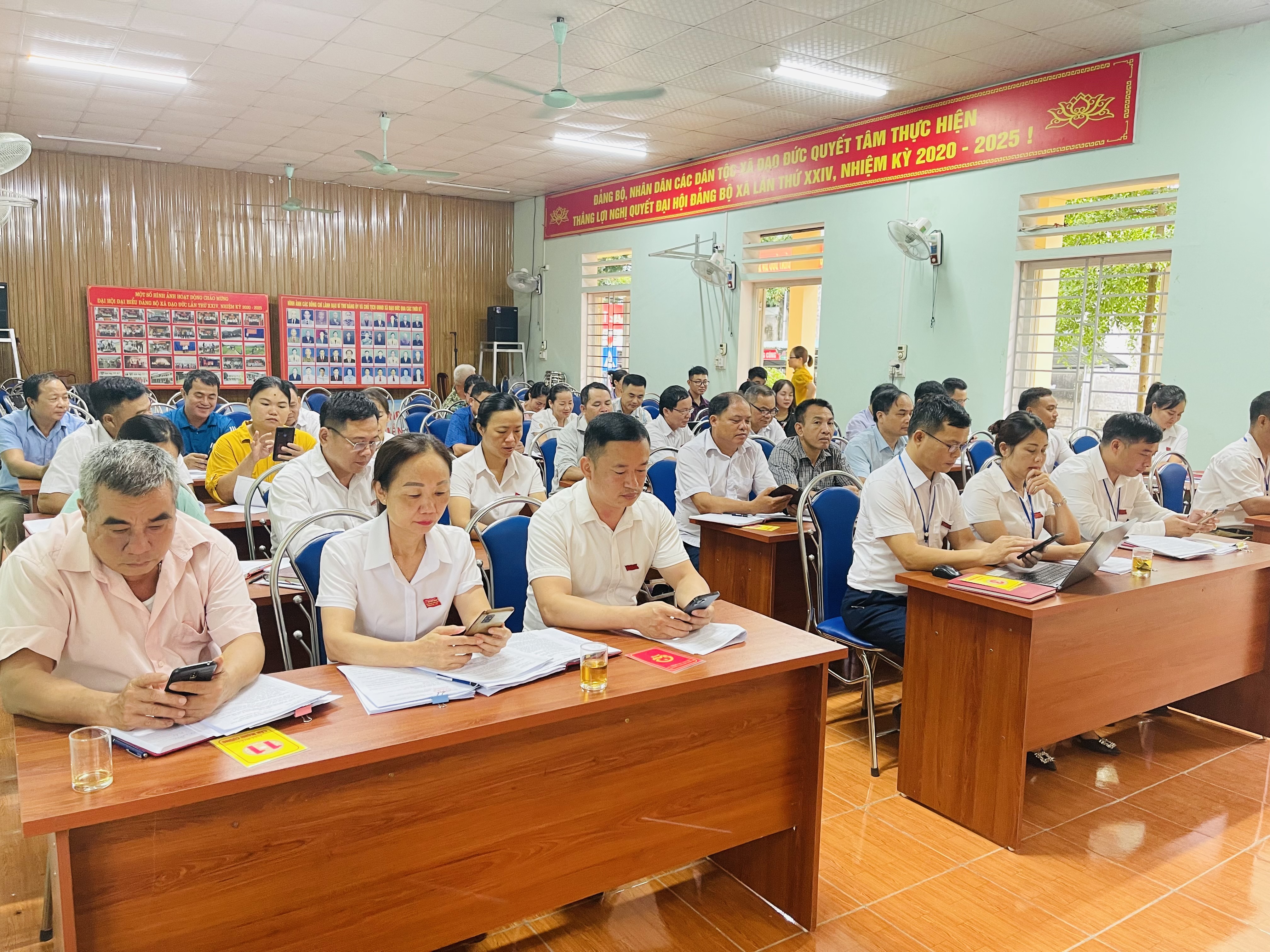 Cán bộ, Đảng viên và Nhân dân  huyện Vị Xuyên tham gia cuộc thi trắc nghiệm do huyện tổ chức