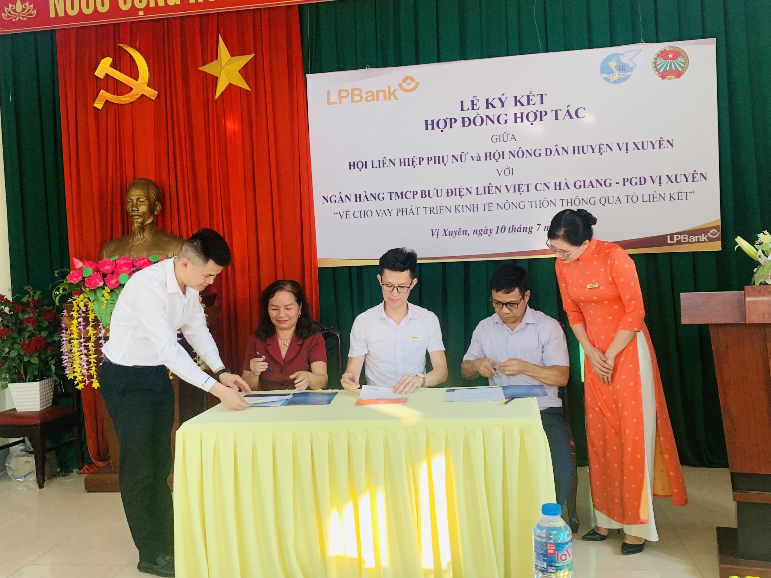 Ngân hàng bưu điện Liên Việt CN Hà Giang - PGD Vị Xuyên ký kết hợp đồng hợp tác giữa Hội LHPN huyện và Hội Nông dân Vị Xuyên